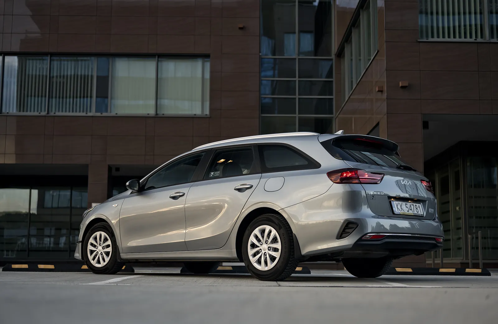 Kia Ceed SW kombi z floty ANSCars, widok z tyłu