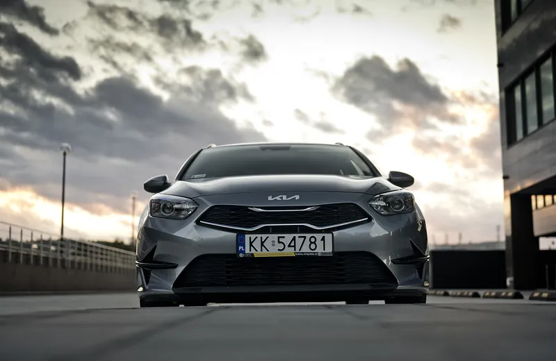 Kia Ceed SW o zmierzchu na trasie poza Krakowem