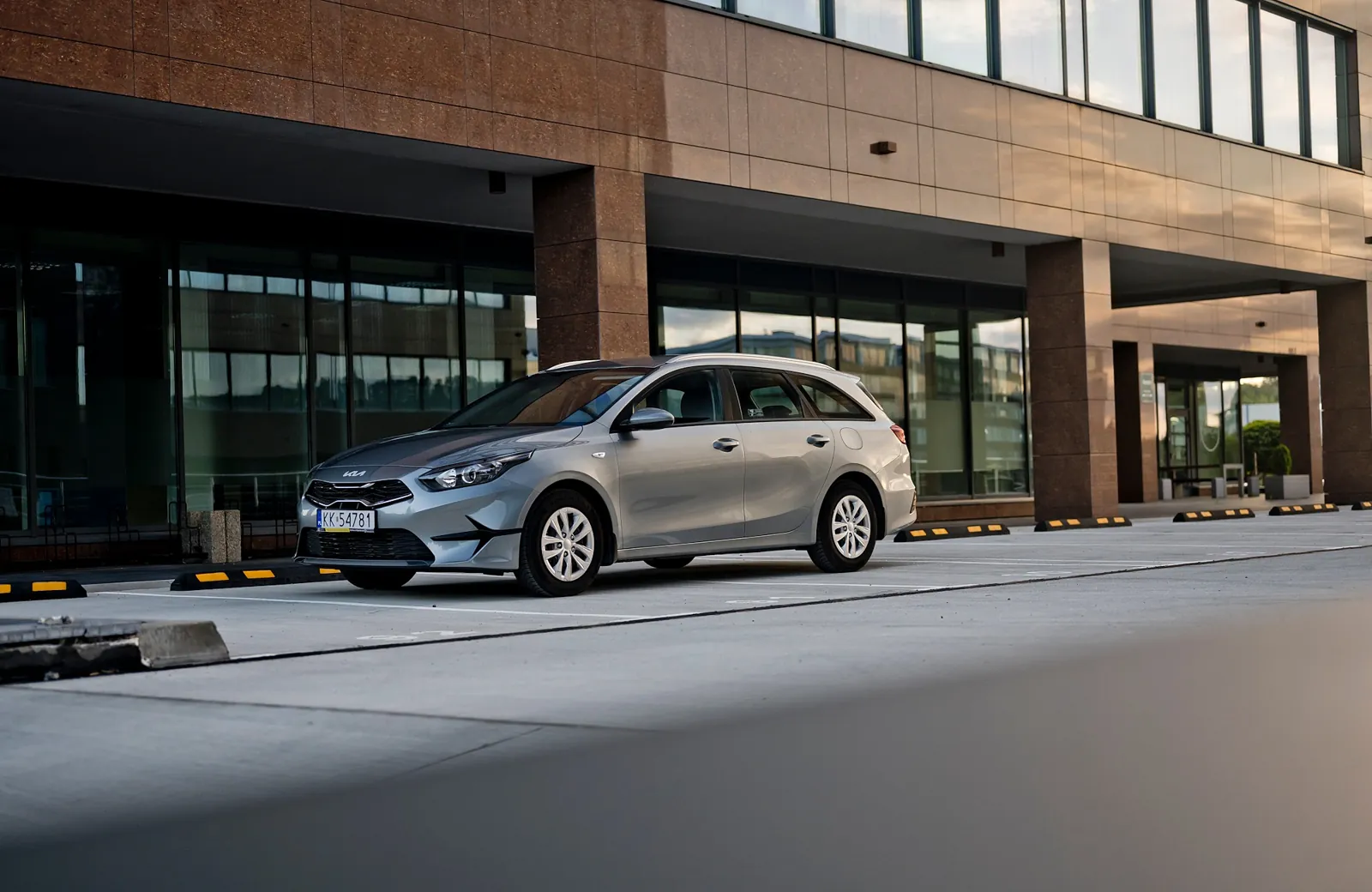 Kia Ceed SW zaparkowana przed zwrotem do wypożyczalni