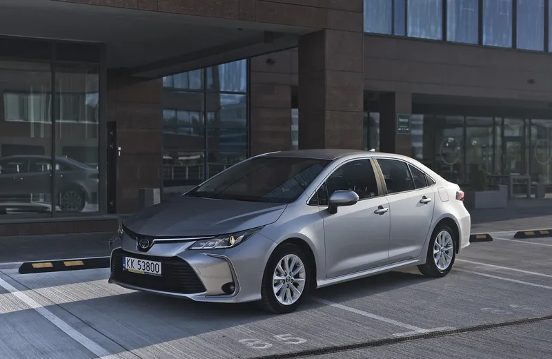 Toyota Corolla hybryda z floty ANSCars, widok z przodu