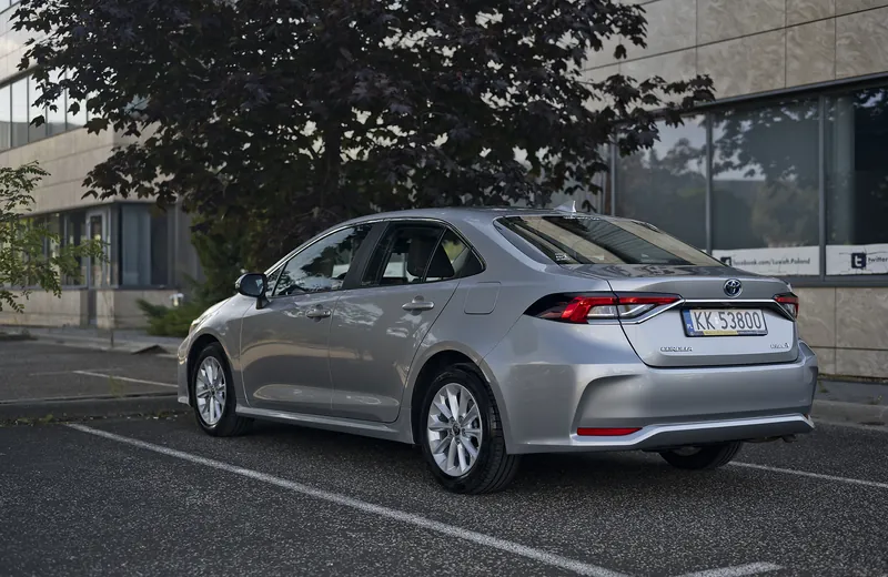 Toyota Corolla hybride de la flotte ANSCars vue de l'arrière