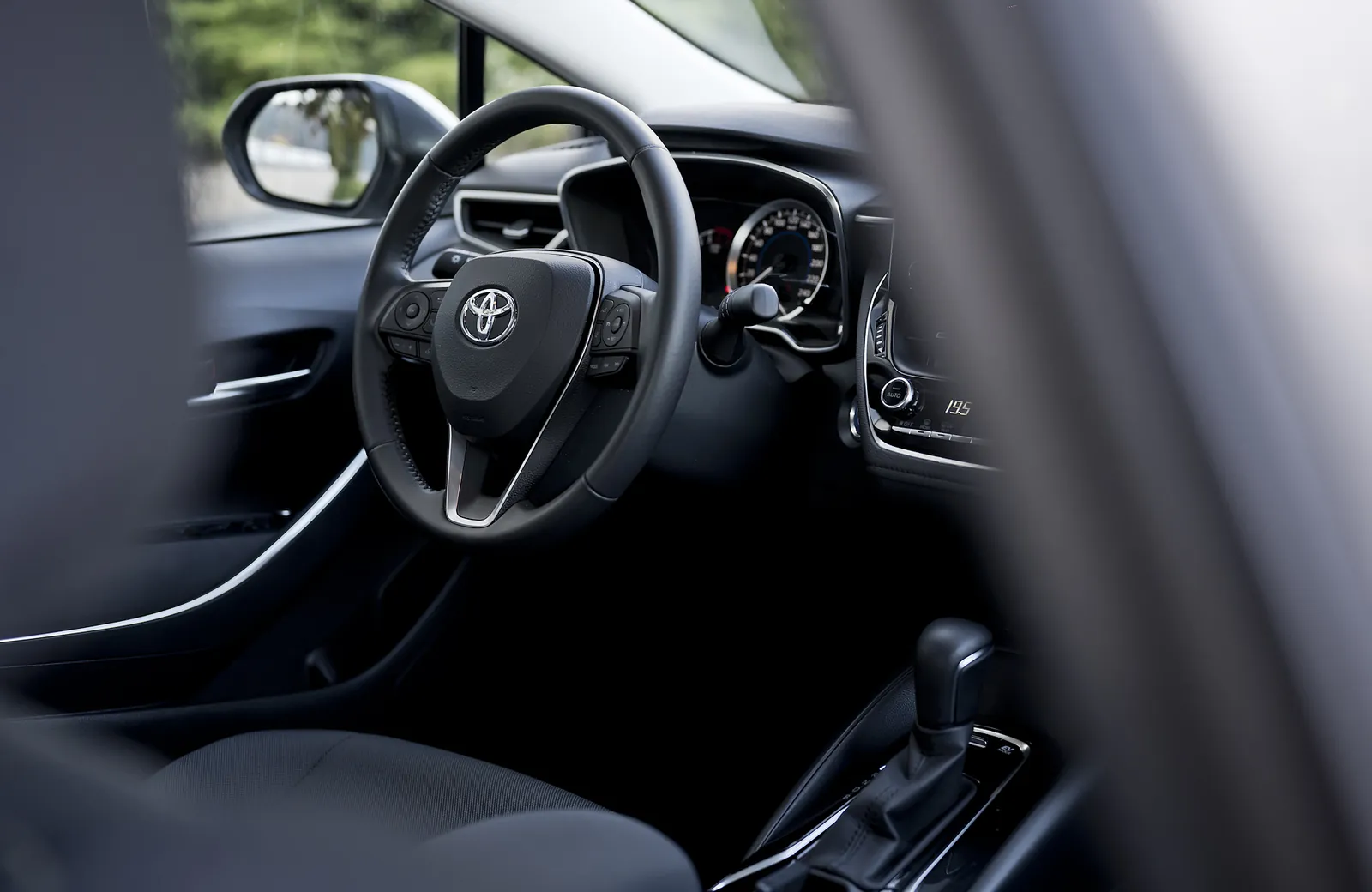 Kokpit Toyoty Corolli hybrydy z wybierakiem automatycznej skrzyni