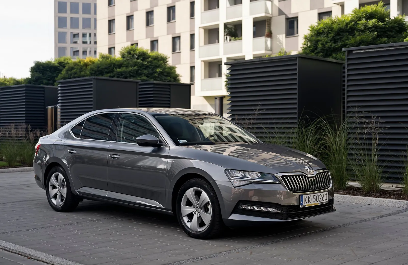Škoda Superb de la flotte ANSCars garée dans un quartier résidentiel