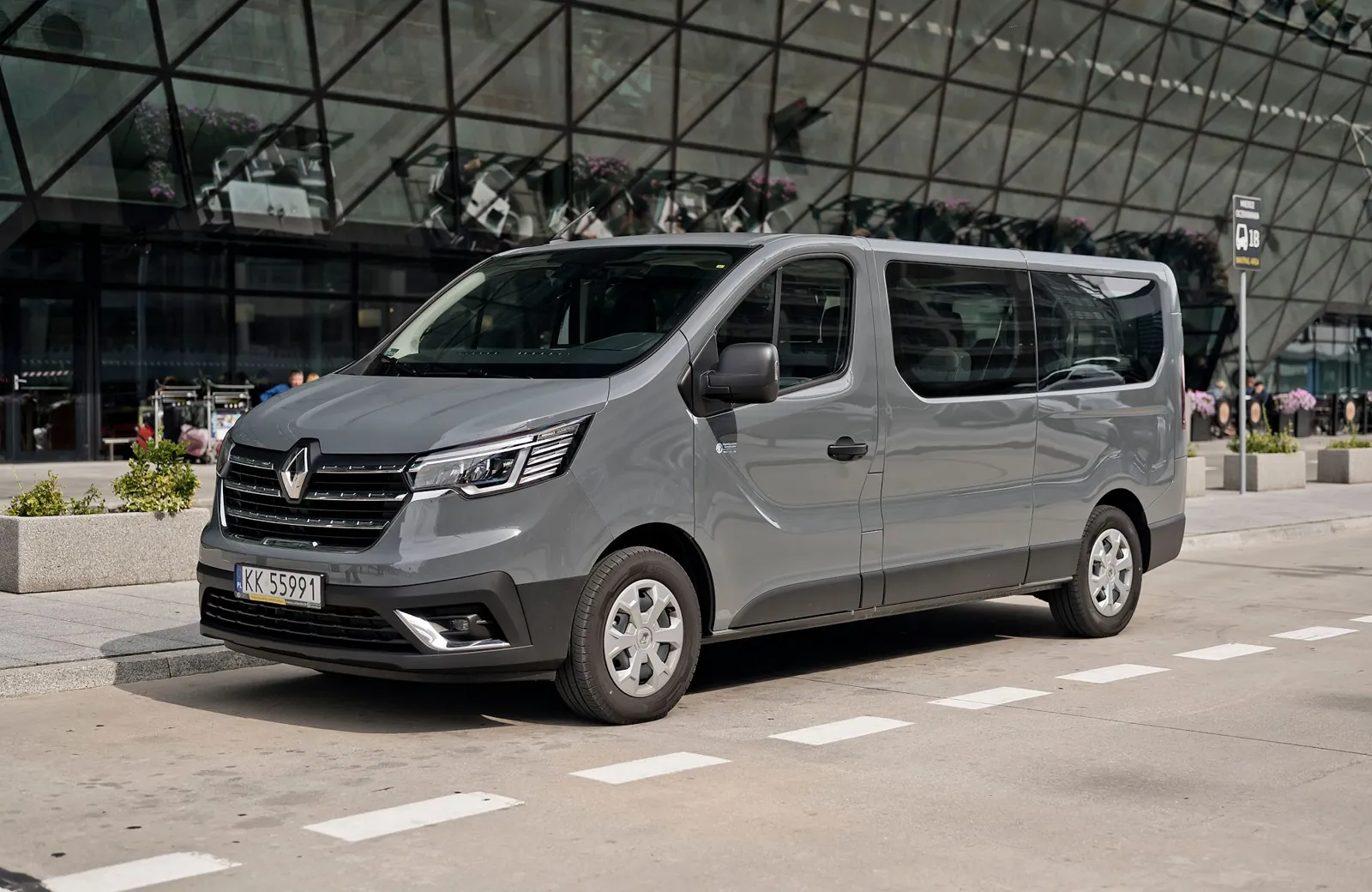 Renault Trafic z floty ANSCars przed terminalem lotniska Kraków-Balice