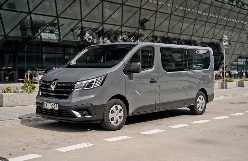 Renault Trafic z floty ANSCars przed terminalem lotniska Kraków-Balice