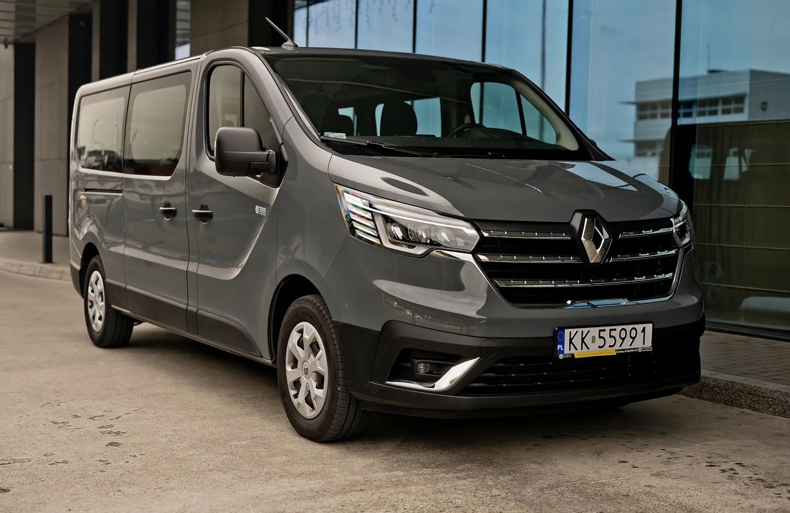 Renault Trafic, bus 9-osobowy z floty ANSCars, od przodu