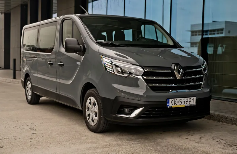 Renault Trafic, bus 9-osobowy z floty ANSCars, od przodu