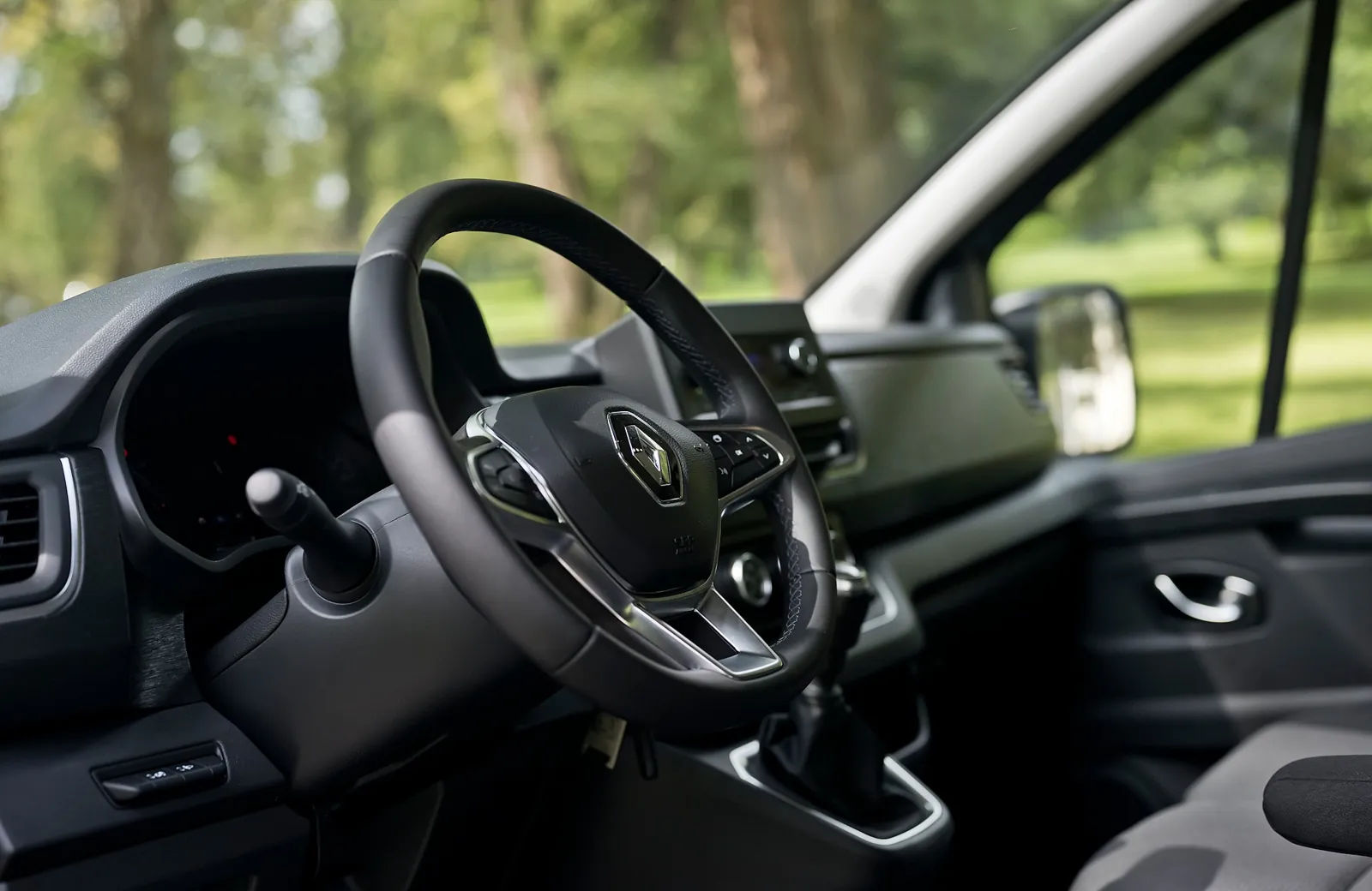 Wnętrze Renault Trafic z trzema rzędami siedzeń